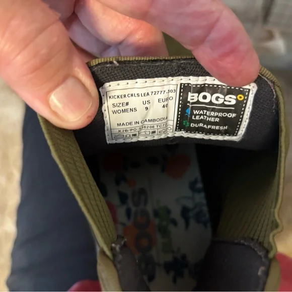 Boots.  Great waterproof leather boots. Size 9. - Picture 3 of 3